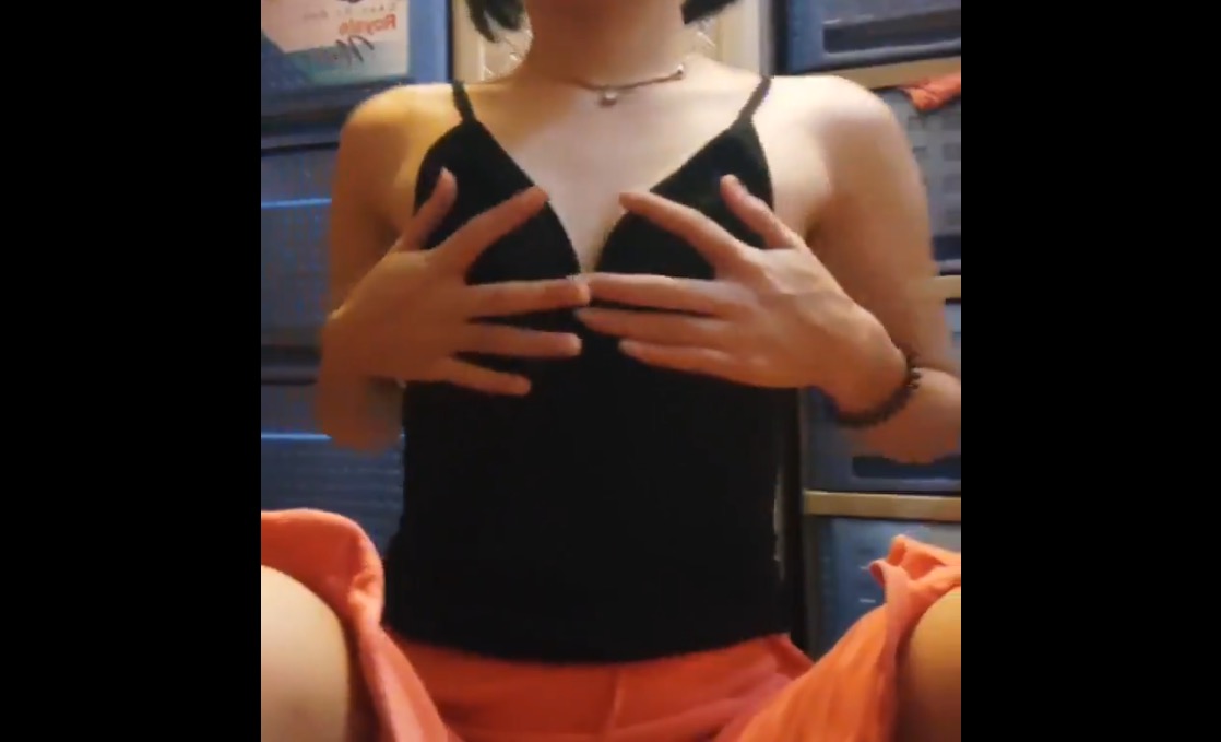 Tambay lang sa damitan pero ang hot